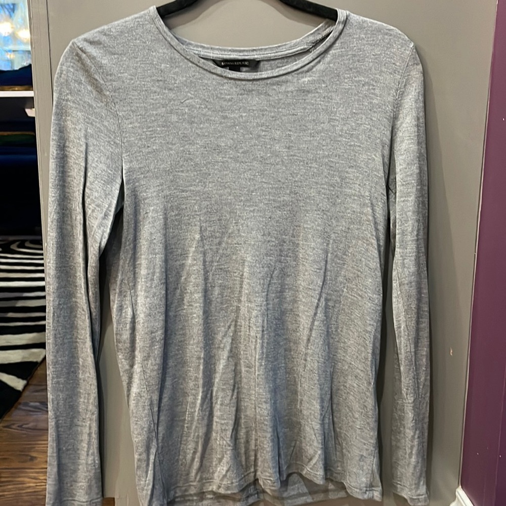 Banana Republic Women’s Long Sleeve Crew Neck Top. Size XS. Grey color